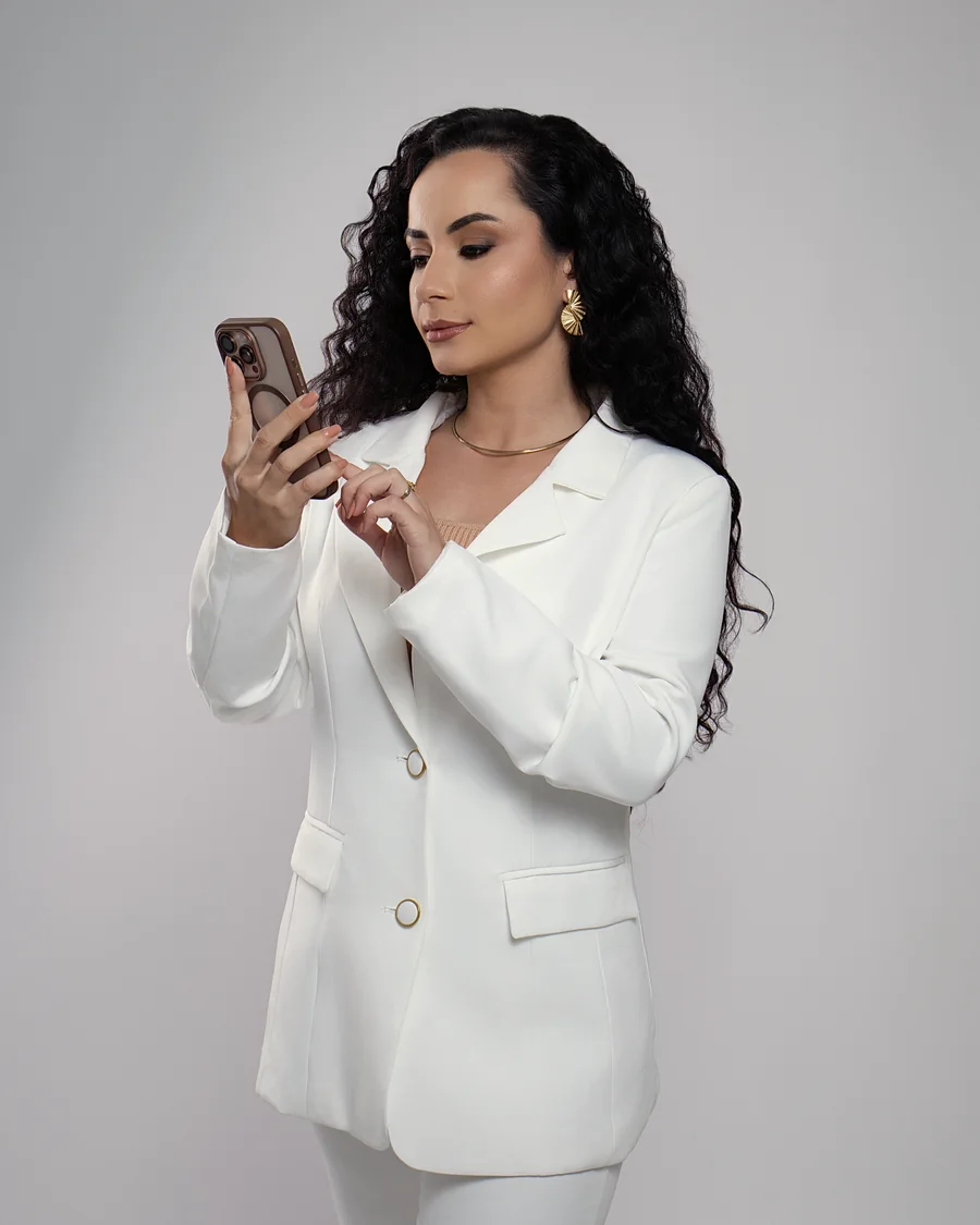 Dra. Gabriella Rodrigues Vieira ao telefone, no escritório em Linhares/ES